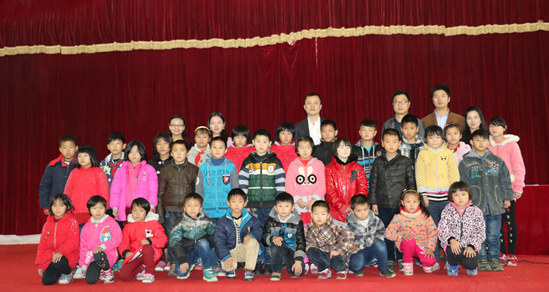 人人安康公益助學攜手李銳、應采兒赴湘西龍山茅坪小學，與孩子一起歡度「六一」.jpg